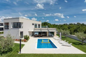 Villa Emma Mit 5 Schlafzimmern Und Beheiztem Pool